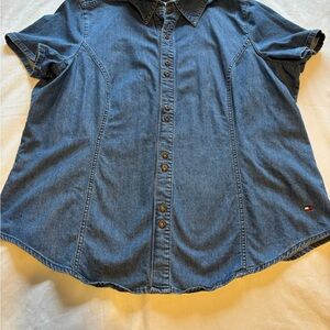 Classic Tommy Hilfiger short sleeve cotton jeans shirt with small buttons.